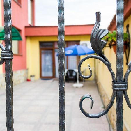 Family Hotel Kavrakovi Pavel Banya Exterior photo